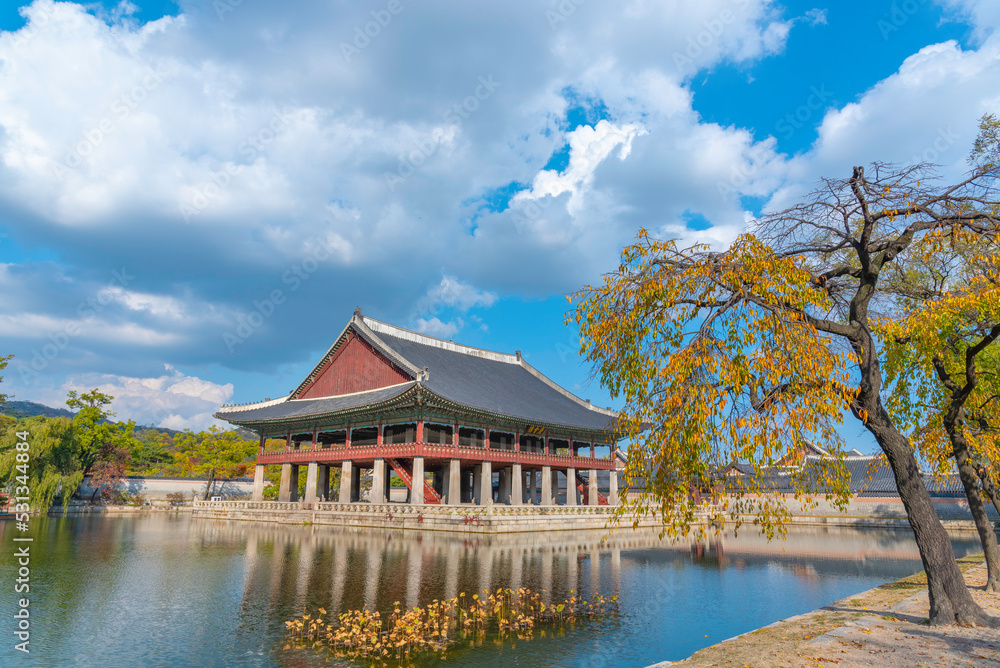 Naklejka premium Gyeongbokgung Palace In autumn it is beautiful with blue sky and clouds that move and no people.