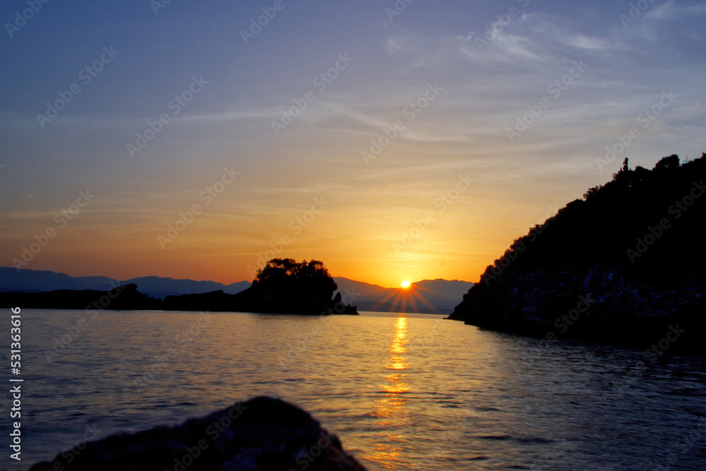Blick auf die Bucht von Agios Spiridon auf Korfu während des Sonnenaufgangs, horizontal          