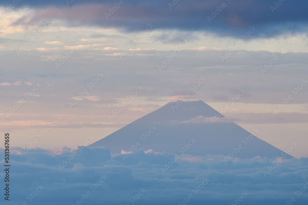 雲海の中に顔を出す富士の頂き