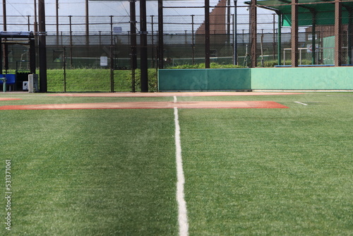 無人の野球グランドをフェンス越しに見るの風景