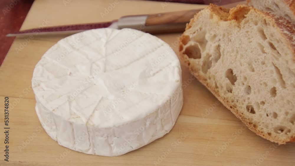 camembert et pain sur une planche à découper camembert et pain sur une planche à découper