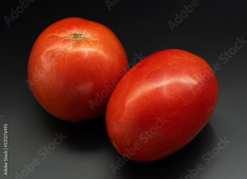 Pomidory zaprezentowane na ciemnym tle