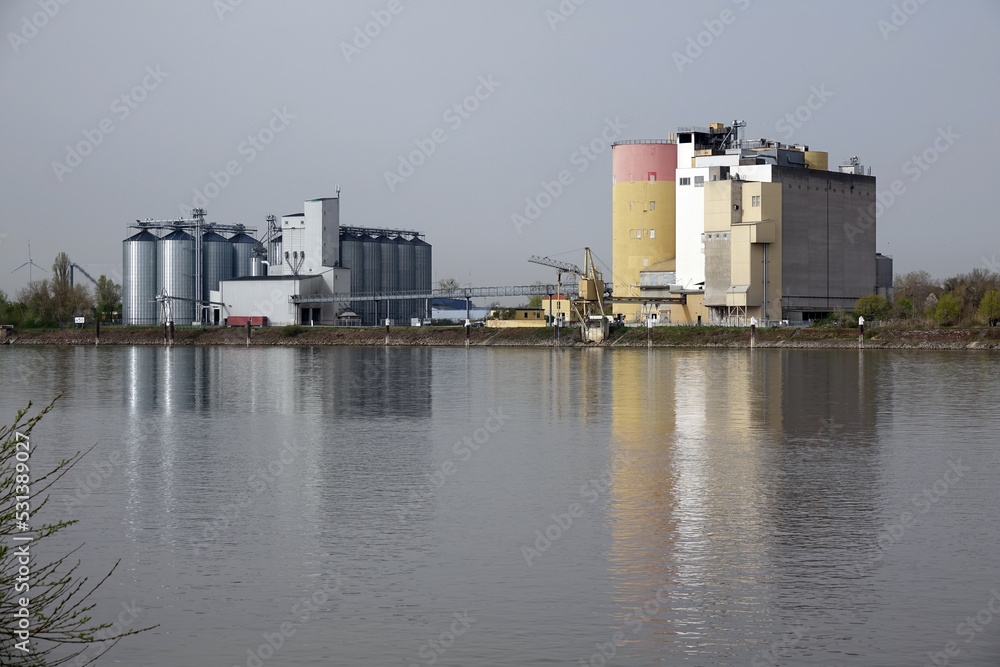 Silos am Rhein bei Worms