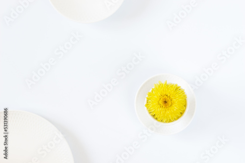 Round shape pattern with a natural yellow flower.