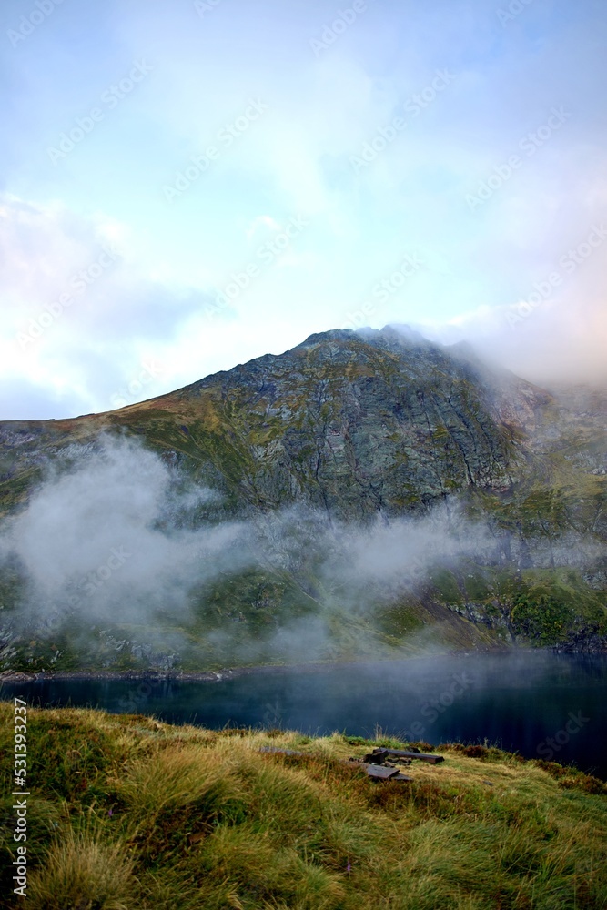 Lac de montagne au levé du soleil - tourisme voyage paysage