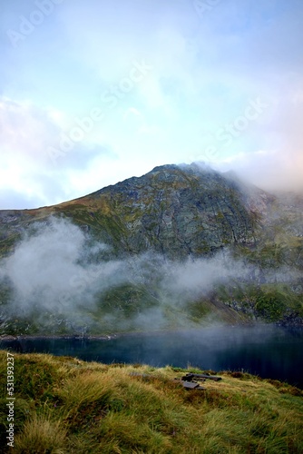 Lac de montagne au levé du soleil - tourisme voyage paysage