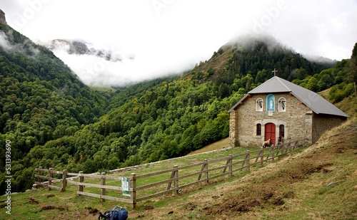 Fototapeta Naklejka Na Ścianę i Meble -  Chapelle de l'étang d'Arraing en Ariège - tourisme randonnée voyage