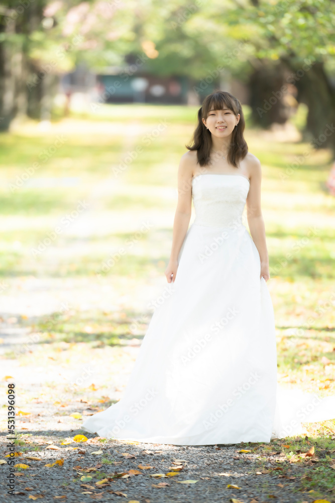ウエディングドレスを着た日本人の花嫁