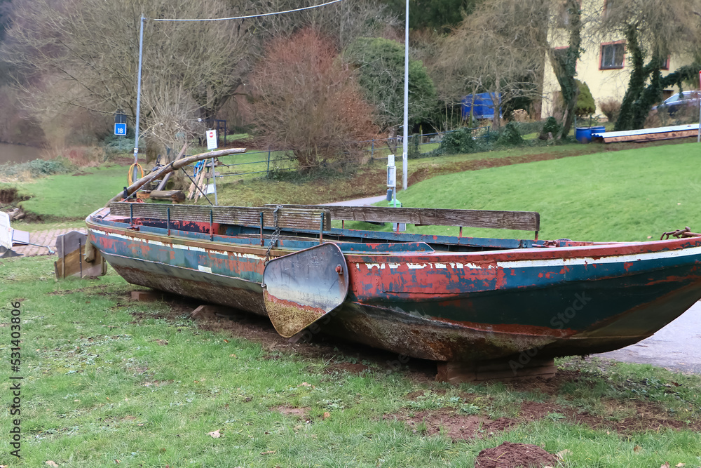 Altes Ruderboot auf dem Trockenen Altes Ruderboot auf dem Trockenen
