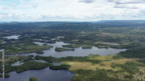 survol des lacs suédois dans la région de Dalécarlie photo