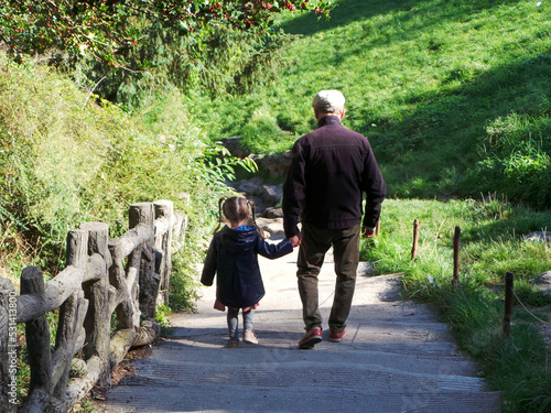 Foto Un grand père et sa petite fille se baladent