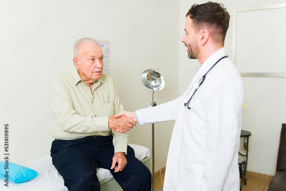 Obraz premium Sick old man at the doctor's office for a medical check up
