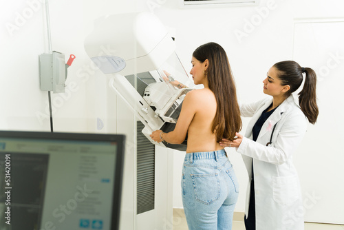 Konstfotografi Patient getting a mammography test at the imaging center to prevent breast cance