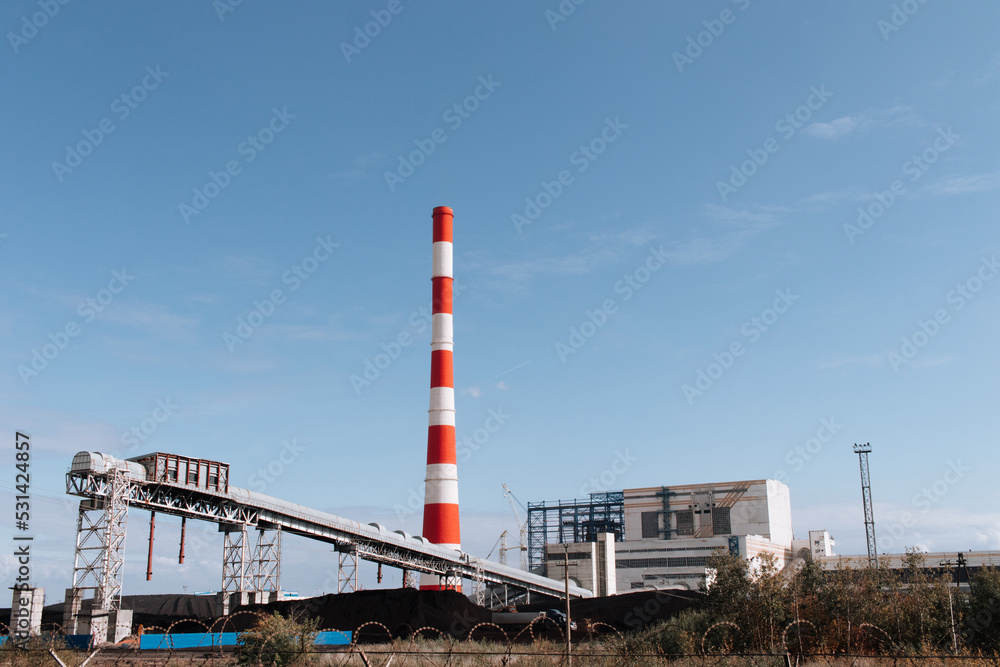 Coal-fired thermal power plant with pipes