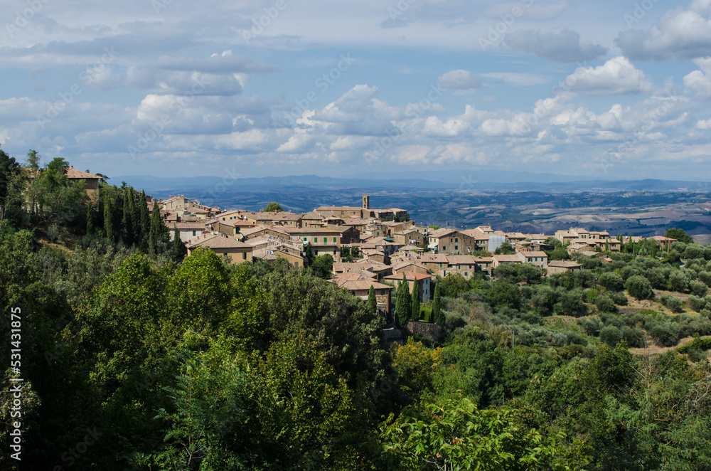 Il panorama di Montalcino in Valdorcia in Toscana in una giornata di sole e nuvole