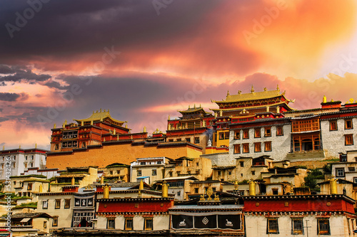 Fototapeta Little potala or tibetan monastery in Shangrila old town of Zhongdian