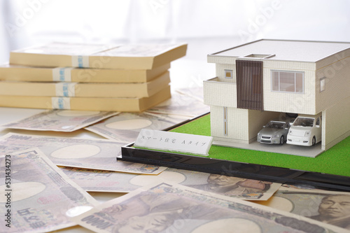 住宅の模型とお金