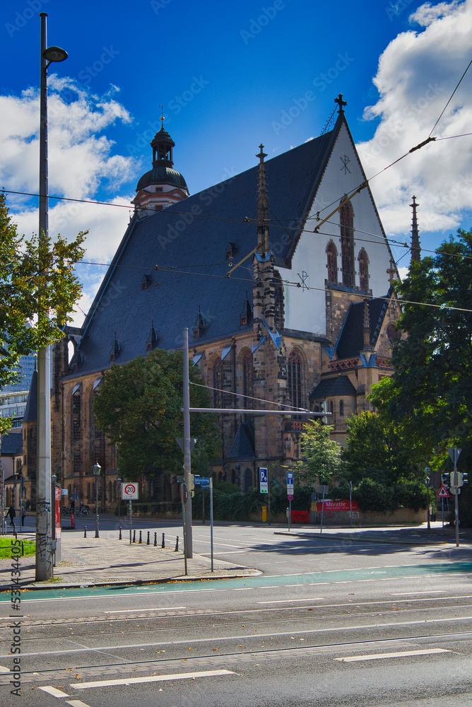 Obraz premium Die historische Thomaskirche in Leipzig, Wirkungsstätte von Johann Sebastian Bach, mit Blick auf das Bach-Denkmal, Leipzig, Sachsen, Deutschland
