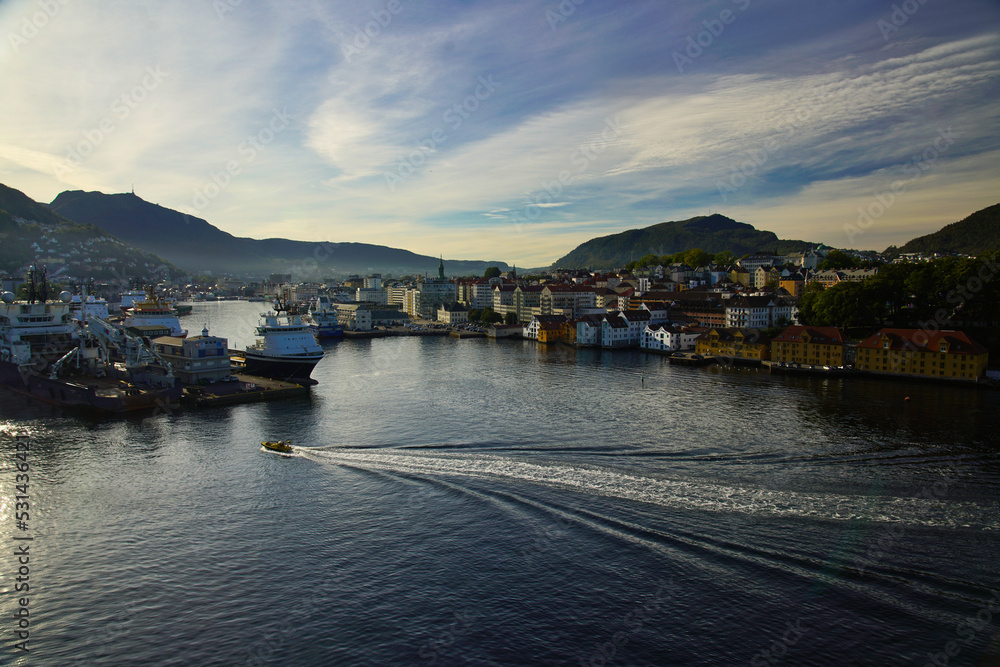 Morgentliche Schiffseinfahrt in den Hafen von Bergen, Norwegen