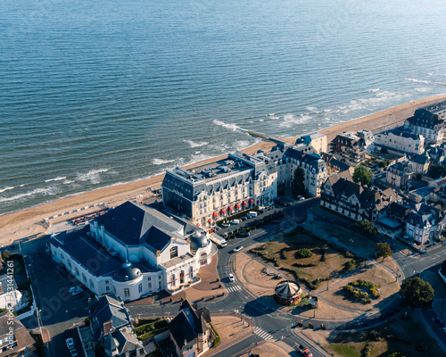 Photo aérienne de la ville de Cabourg, en bord de mer photo