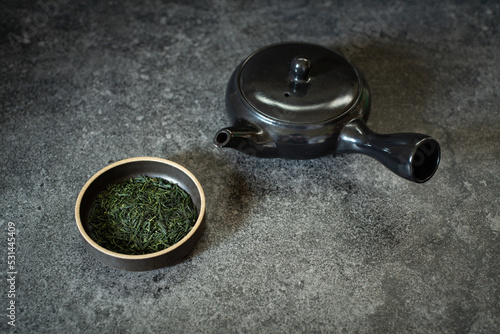 緑茶の茶葉と急須