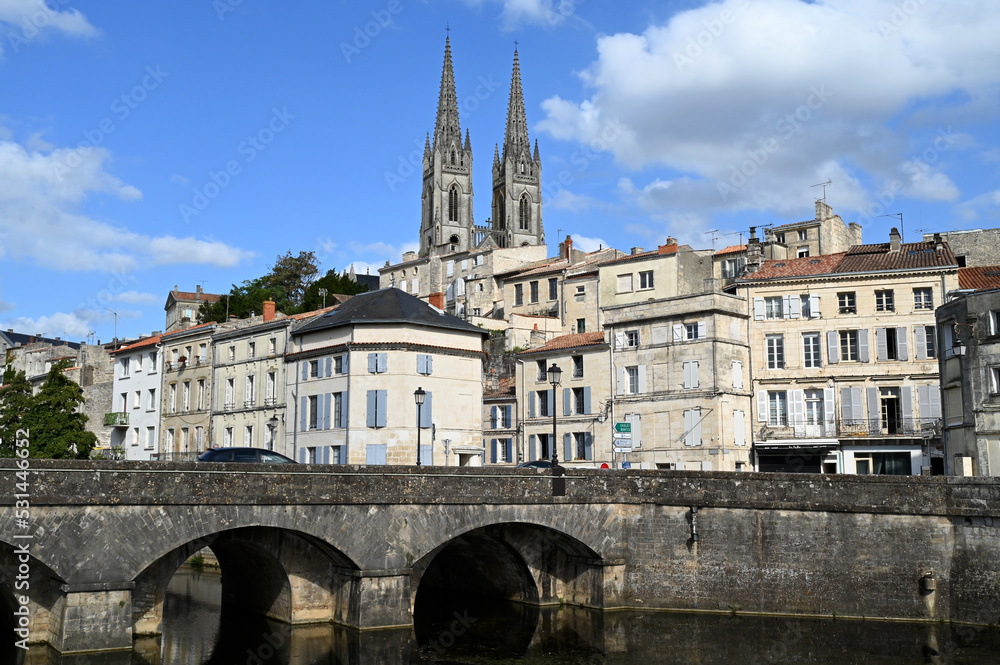 Niort, France, 15 septembre 2022 : Pont franchissant le fleuve de la Sèvre Niortaise avec l'église Saint-André au second plan