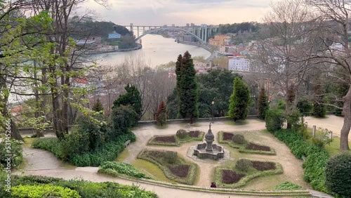 Vue sur le Douro depuis les Jardins du Palais de Cristal, Porto, Portugal photo