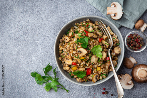 Fotografi Warm pearl barley salad with mushrooms and vegetables