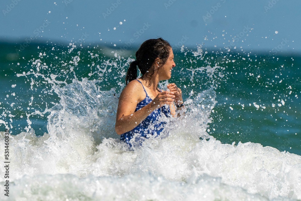 Obraz premium Playing in the ocean