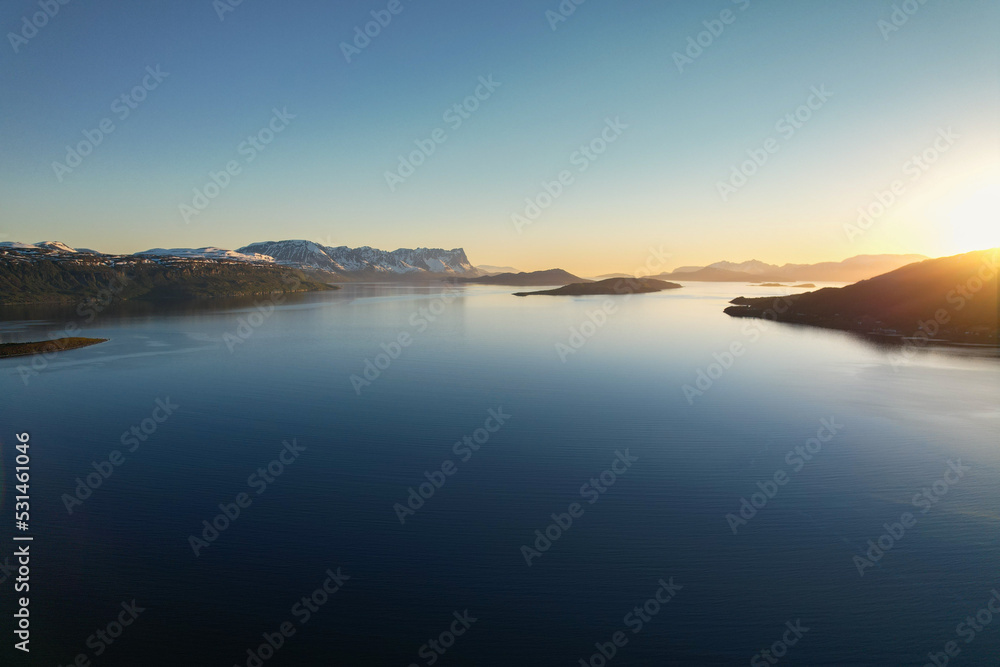 Drohnenflug am Fjord
