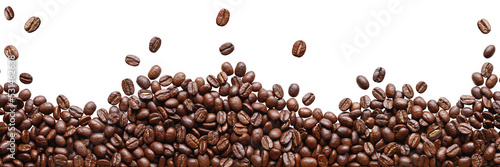 Foto A pile of brown coffee beans, a lot of roasted beans lies and flies, isolated, o