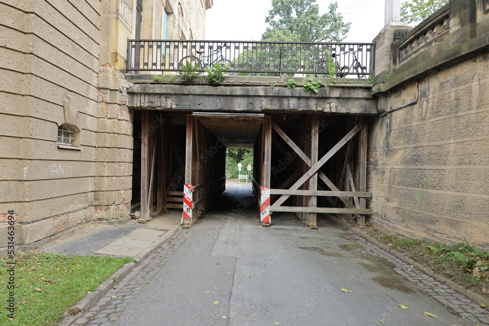 durchgang für fußgänger unter dem haupteingang der stadthalle in görlitz durchgang für fußgänger unter dem haupteingang der stadthalle in görlitz