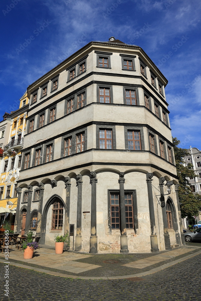 Altes Gebäude in der Stadt Görlitz, das renovierungsbedürftig ist