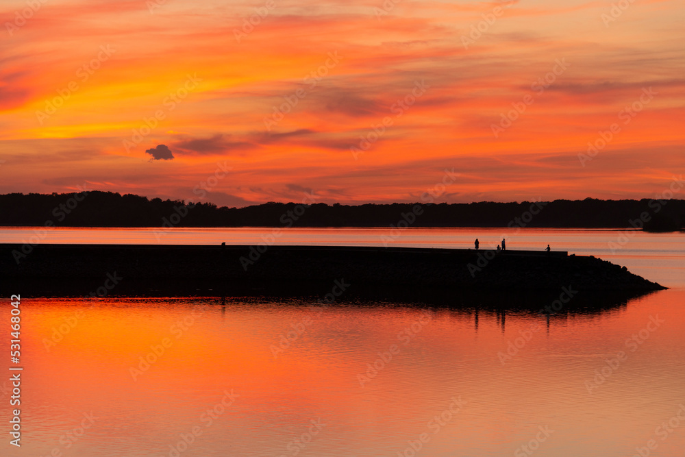 Fototapeta premium Coucher de soleil, lac du Parc naturel régional de la forét d'Orient, 10, Aube