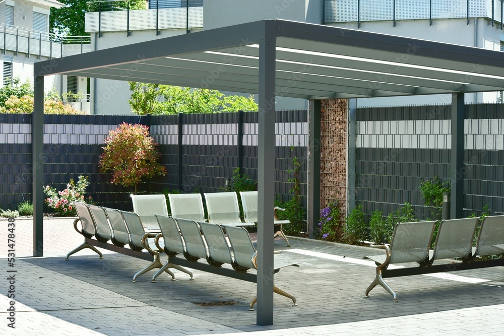 Zentraler Terrassenbereich mit MetallständerMilchglasdach eingebauten