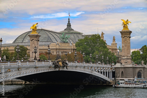 Découverte de Paris, le Grand Palais depuis le pont Alexandre III © photoszam