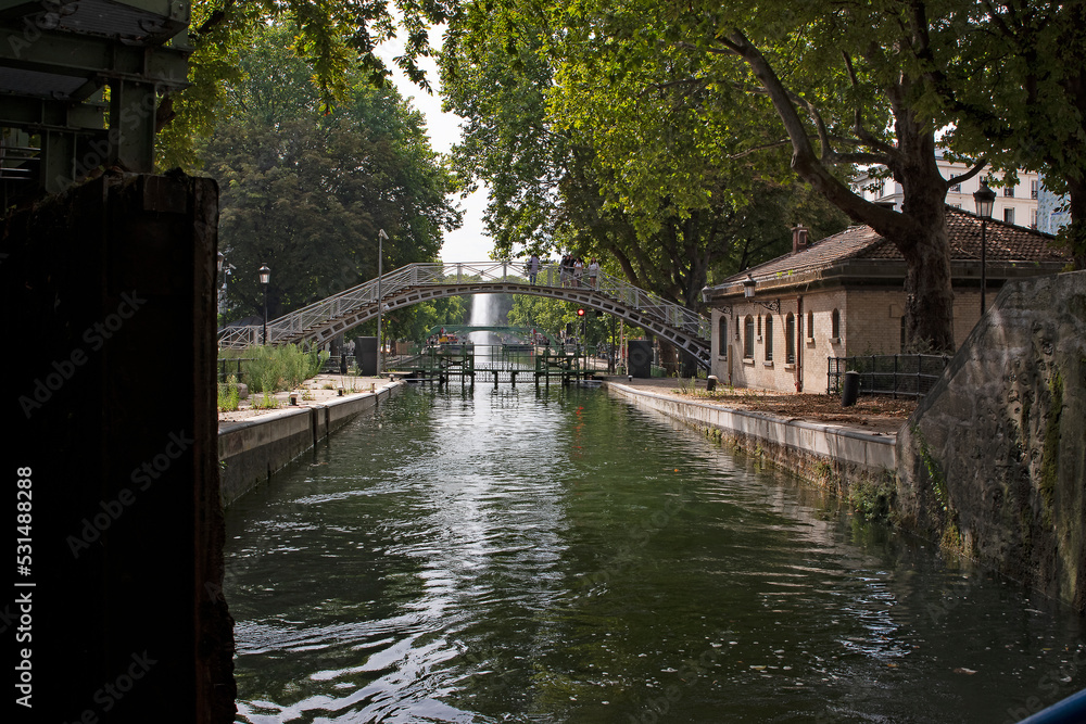 Obraz premium Découverte de Paris, croisière sur le canal Saint Martin