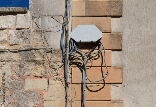 Obraz na plátně Fili elettrici sul muro con centralina