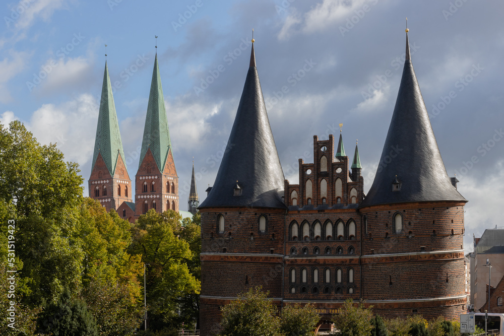 Fototapeta premium Holstentor und St. Marien-Kirche in Lübeck.