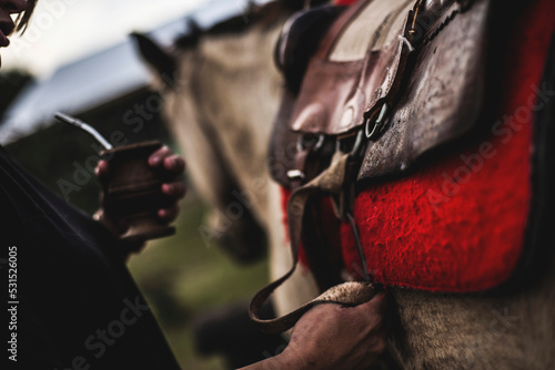 Canvastavla ensillando con mate en mano