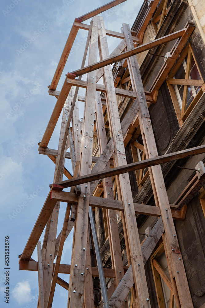 Scaffolding structure to secure the fragility of an old building Scaffolding structure to secure the fragility of an old building