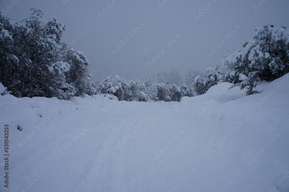 Calles nevadas en la montaña