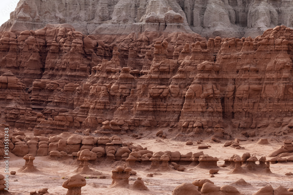 Naklejka premium Red Rock Formations and Hoodoos in the Desert at Sunrise.