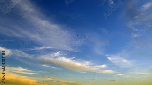 朝の光に照らされた雲