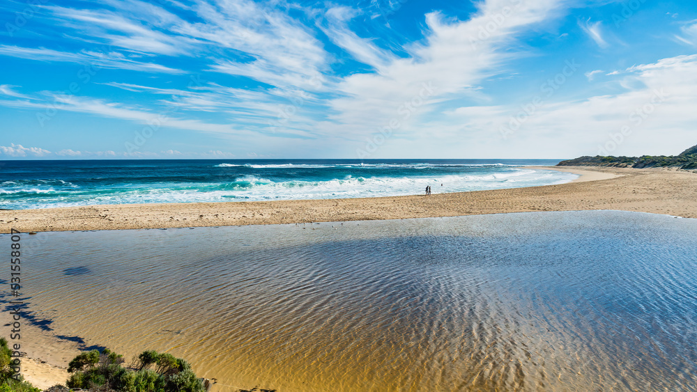The Yallingup small coastal village is famous for its dramatic rocky seascapes, superb surf breaks, bright white sands and thriving art scene. The Yallingup small coastal village is famous for its dramatic rocky seascapes, superb surf breaks, bright white sands and thriving art scene.
