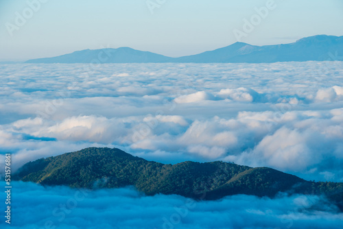 雲海に浮かぶ山脈