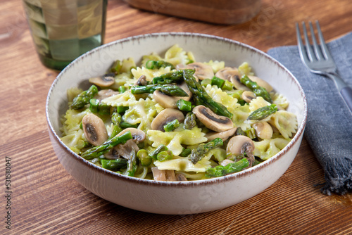 pasta vegetariana con asparagi e funghi