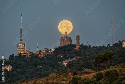 Luna llena sobre el Tibidabo