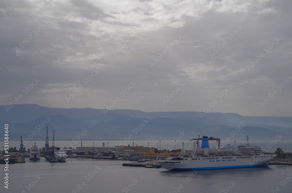 Thomson Kreuzfahrtschiff Celebration  Cruises im Hafen von Messina, Italien - Classic Marella cruiseship cruise ship liner Celebration in port of Messina, Sicily Italy