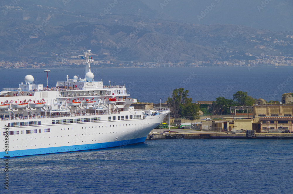 Thomson Kreuzfahrtschiff Celebration Cruises im Hafen von Messina, Italien - Classic Marella cruiseship cruise ship liner Celebration in port of Messina, Sicily Italy Thomson Kreuzfahrtschiff Celebration Cruises im Hafen von Messina, Italien - Classic Marella cruiseship cruise ship liner Celebration in port of Messina, Sicily Italy
